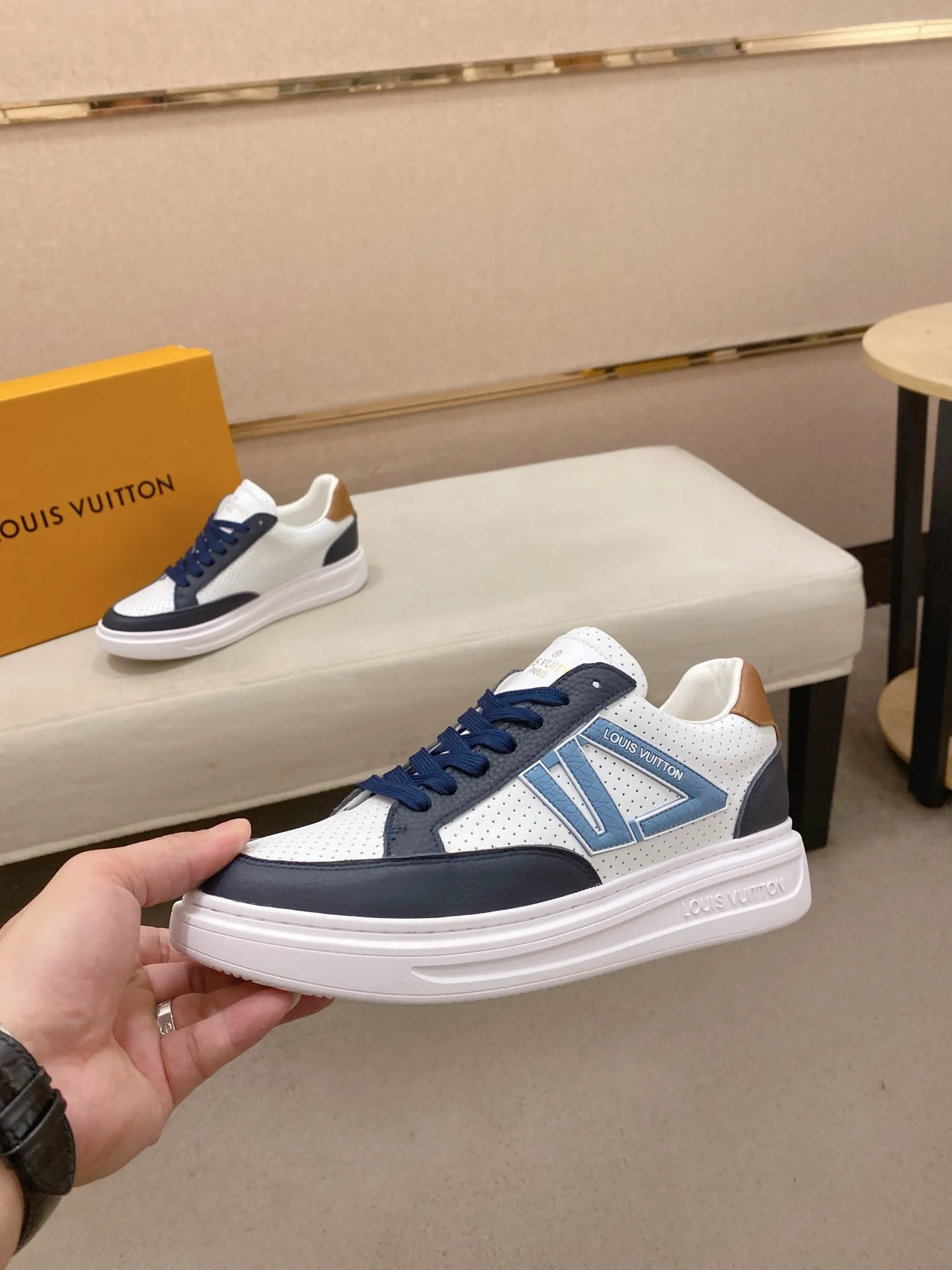 Men's shoes 💰: 420💰🎉🎉LV~Louis Vuitton trendy men's shoes New shipments Latest matching The same style as the official website Super high quality Hot sales of the season [strong] [strong] [strong] Selected first-layer cowhide, comfortable cowhide lining, original last, comfortable on the foot, wear-resistant rubber outsole Size number: 38-44.